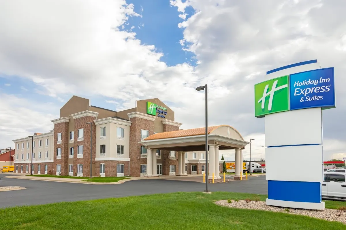 Holiday Inn Express & Suites Minot by IHG