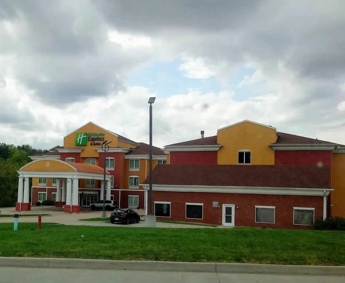 Holiday Inn Express & Suites Kansas City Sport Complex Area by IHG