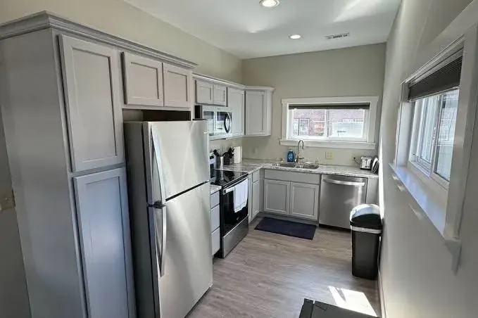 2BR apt w/ laundry + parking