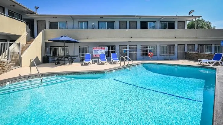Sea Rock Inn - Long Beach