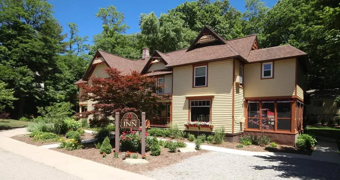 Twin Oaks Inn