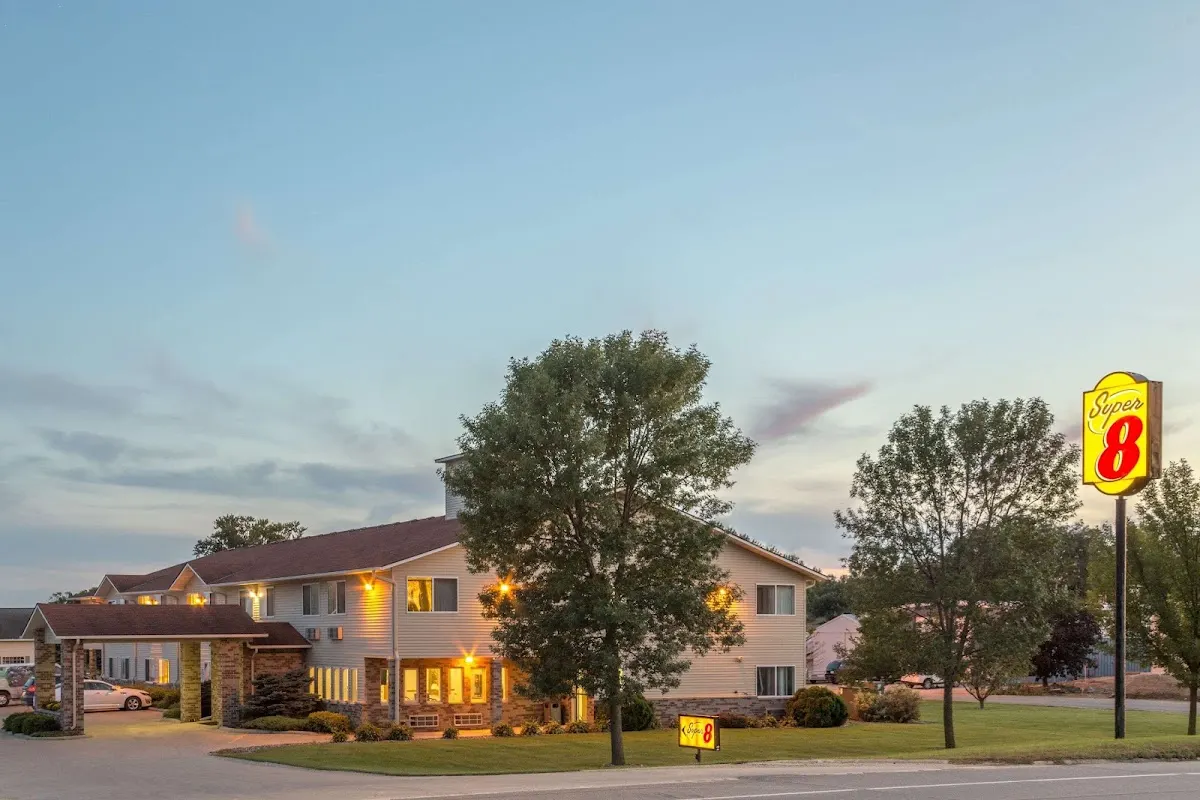 Super 8 by Wyndham Cresco IA