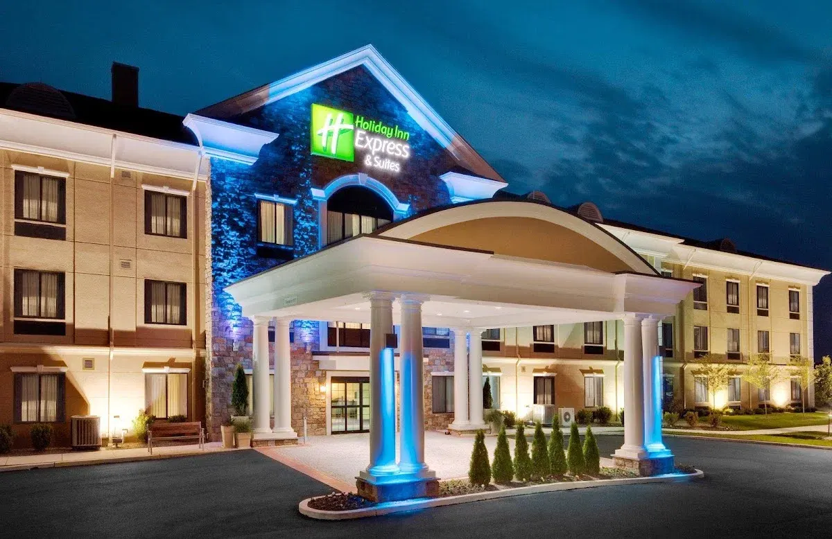 Holiday Inn Express & Suites Warminster - Horsham by IHG