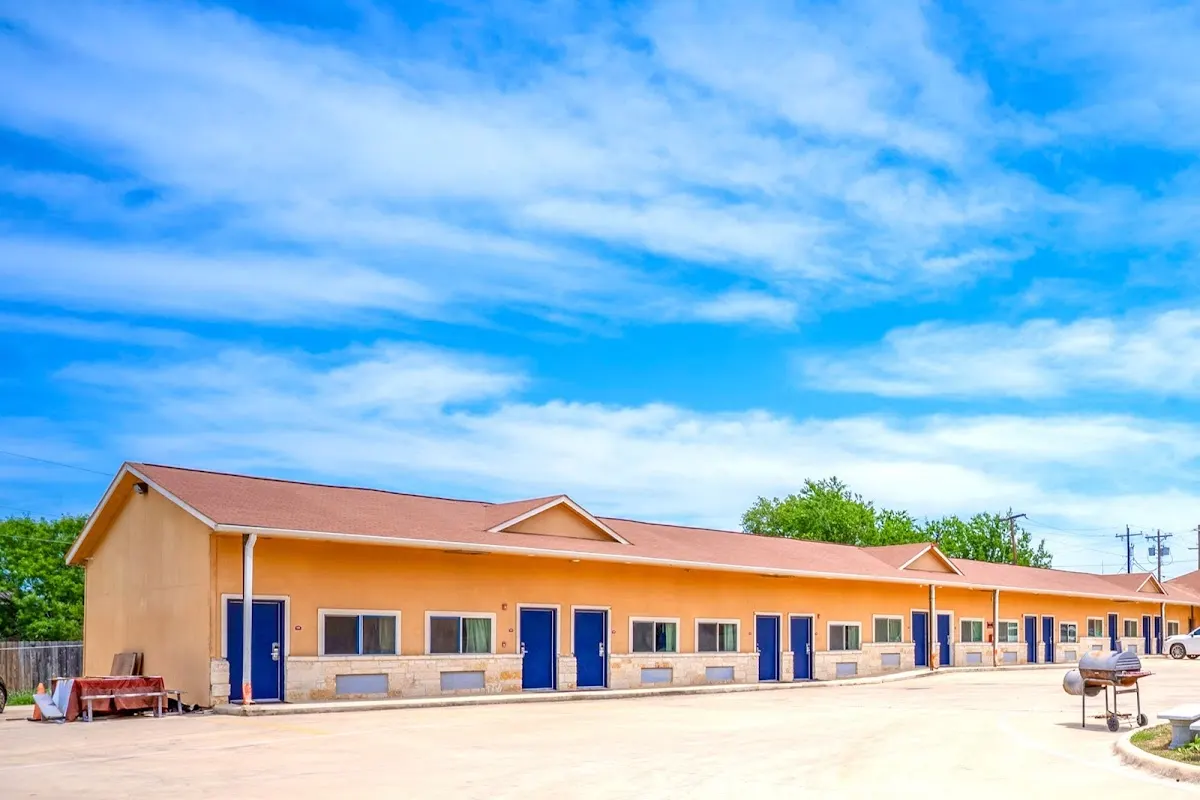 Atria Inn & Suites (Kitchenettes)