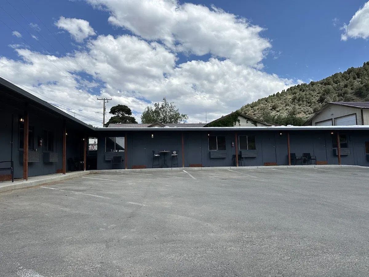 Cozy Mountain Motel
