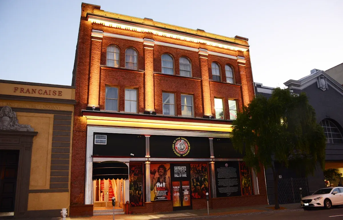 Music City Hotel & Hostel