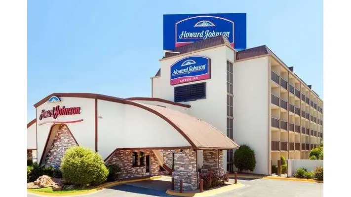 Howard Johnson by Wyndham Arlington Ballpark / Six Flags