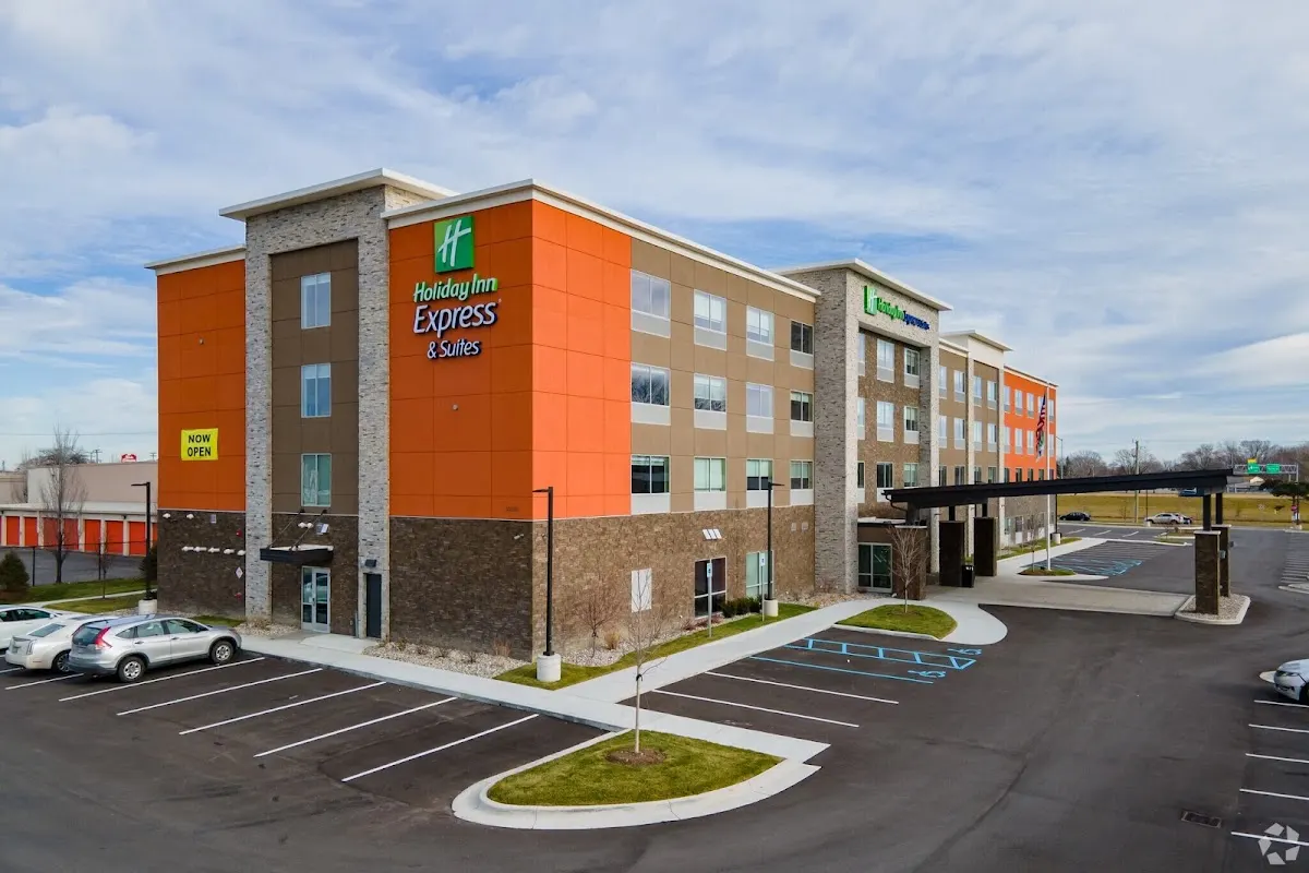 Holiday Inn Express & Suites Detroit North - Roseville by IHG
