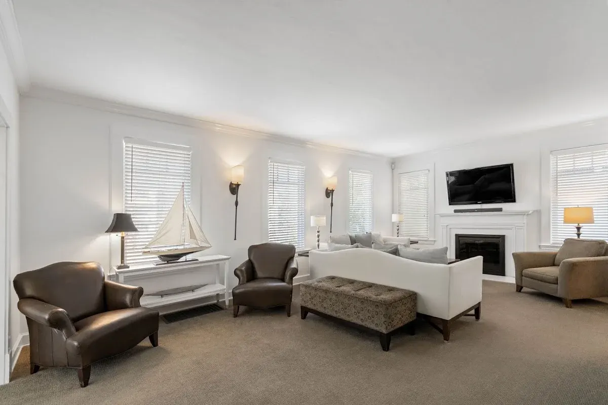 Standish House - Vacation Rental / Corporate Apartment