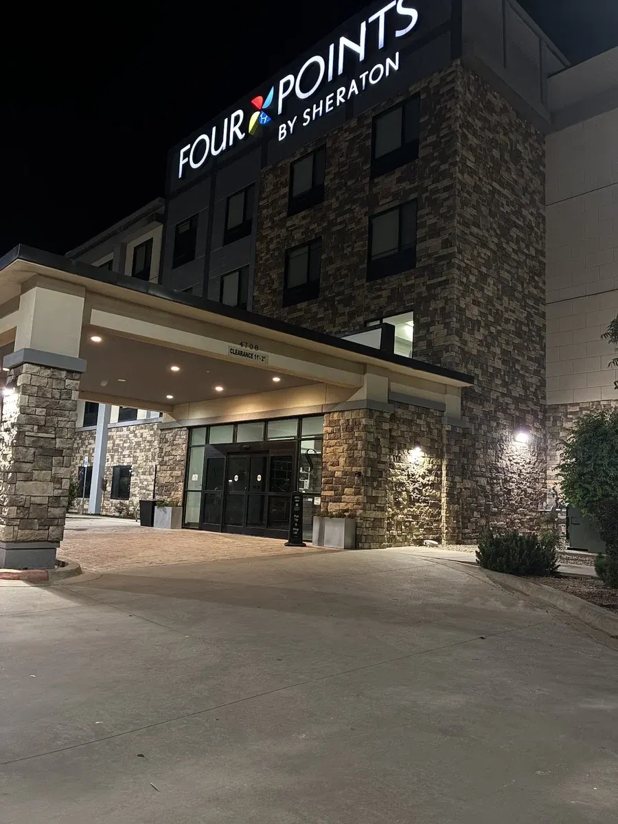 Surface Boutique Hotel Will Rogers Airport | Restaurant & Bar