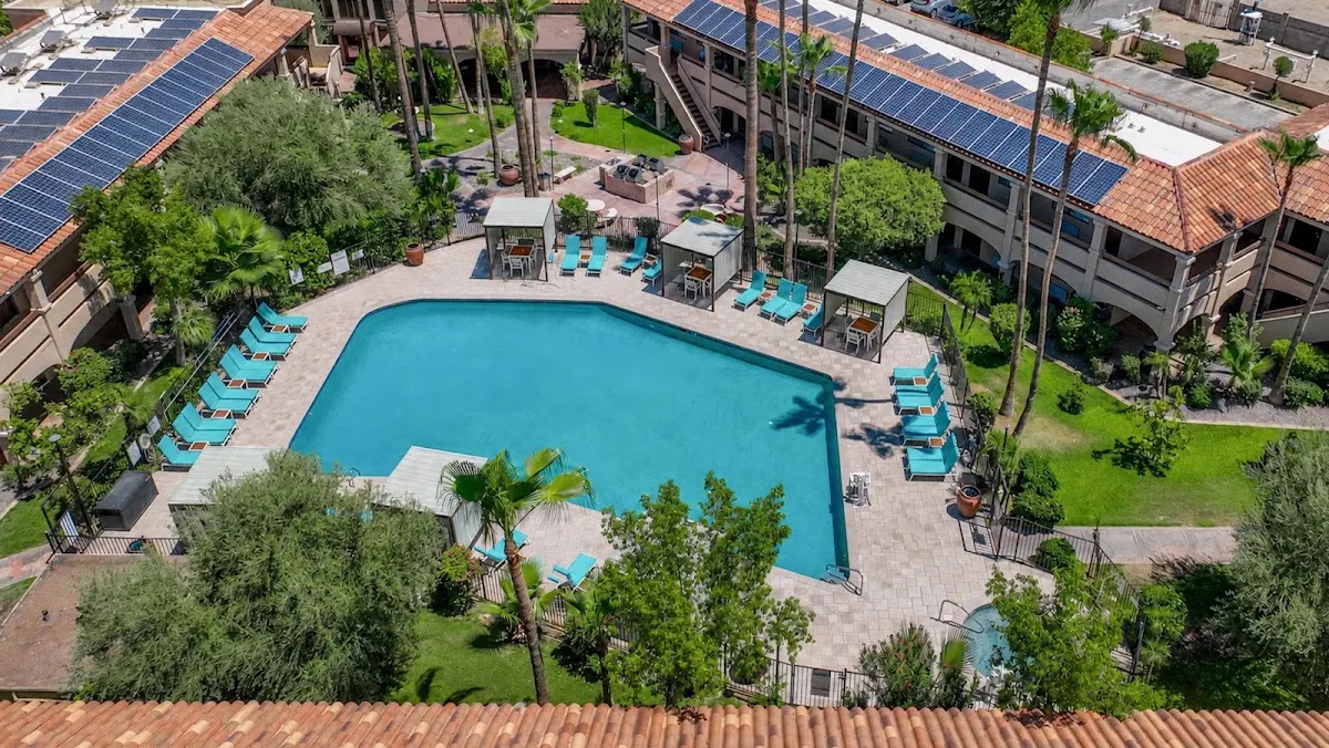 La Fuente Inn & Suites