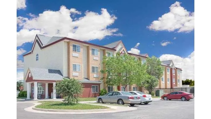 Days Inn & Suites by Wyndham Hutchinson