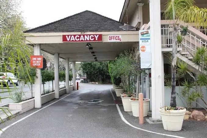 Caravelle Inn & Suites W&E