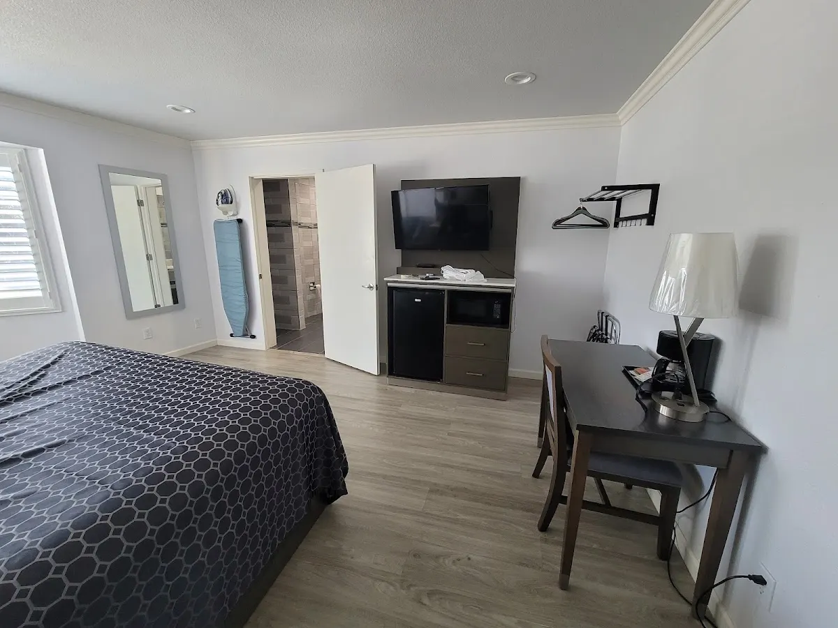 Mirage Inn & Suites