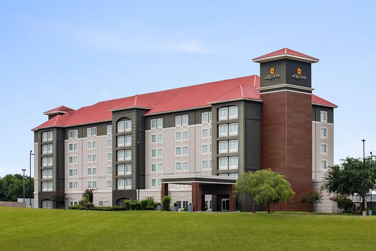La Quinta Inn & Suites by Wyndham Arlington North 6 Flags Dr