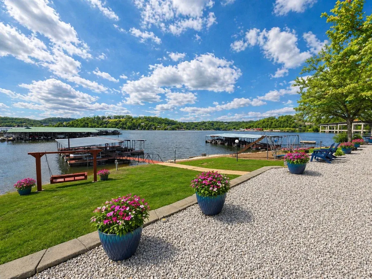 Lake Breeze Resort