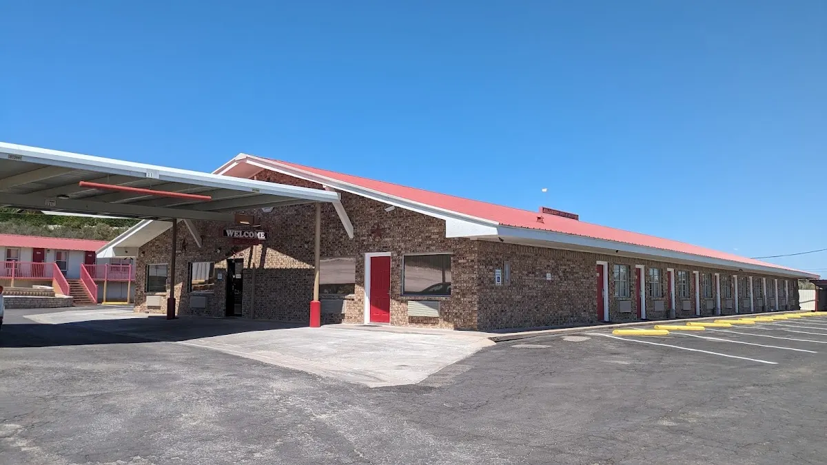 Hillcrest Inn & Suites