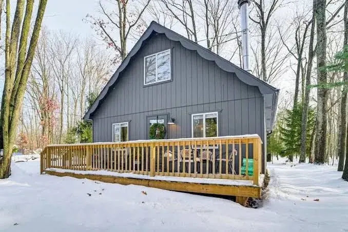 Roscommon Chalet w/ Hot Tub Near Higgins Lake!