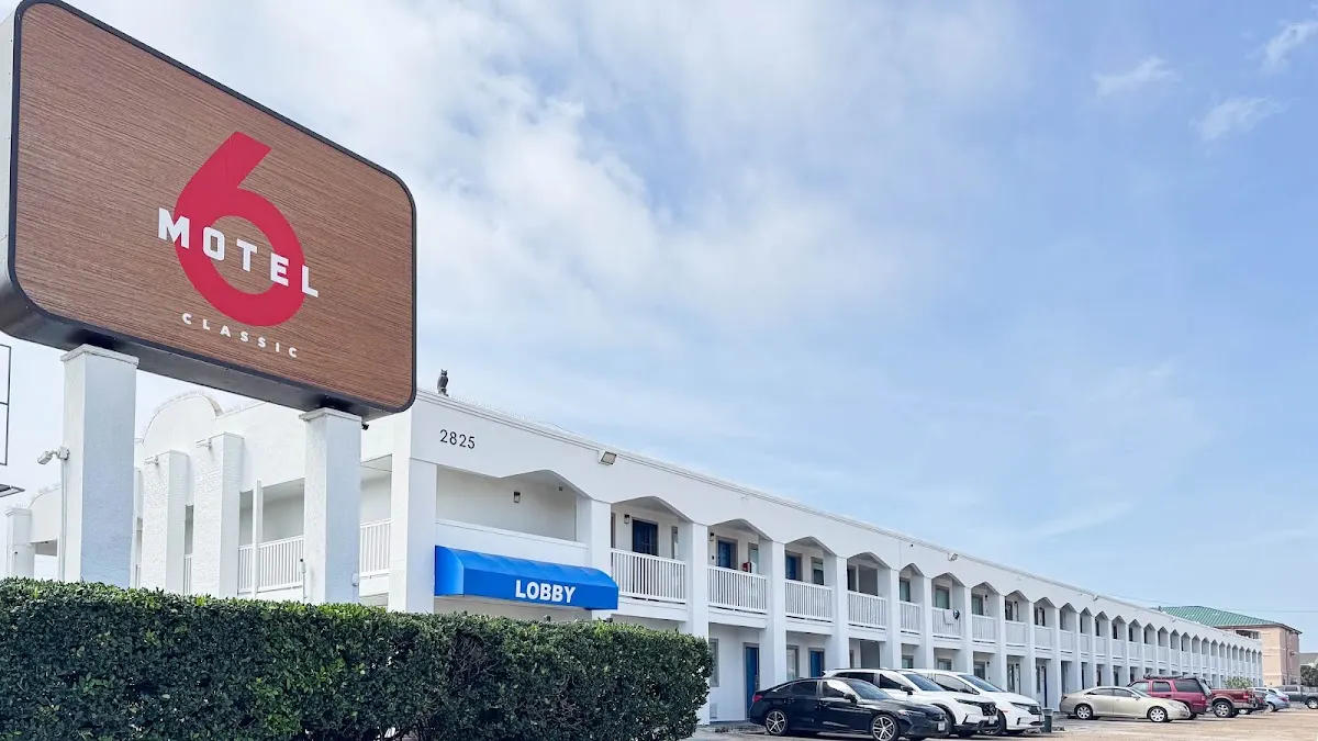 Motel 6 Galveston, TX - Beach/Seawall