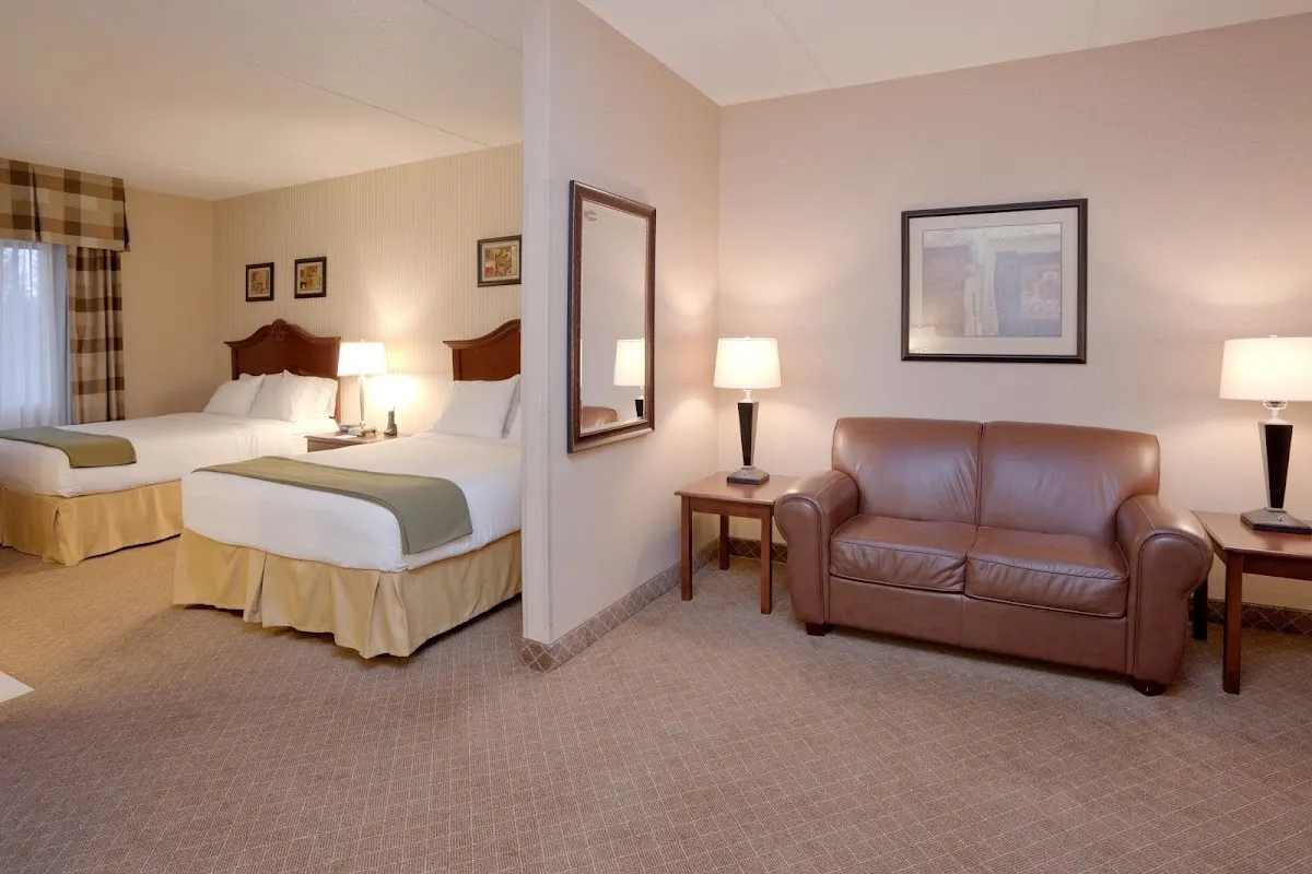 Holiday Inn Express & Suites Mentor - Banquet Center by IHG