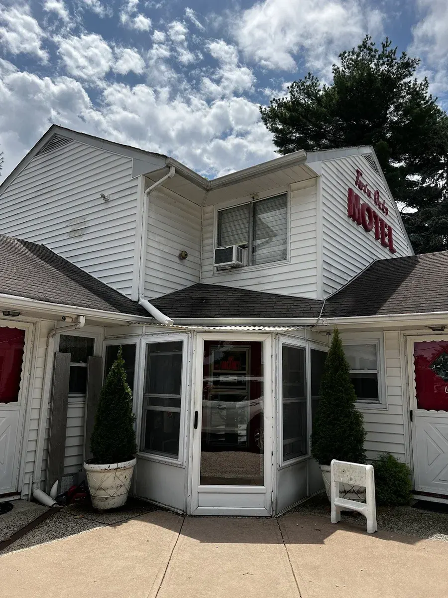 Twin Oaks Motel