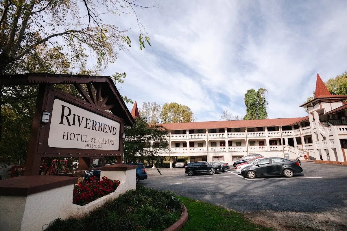 The Riverbend Hotel And Cabins