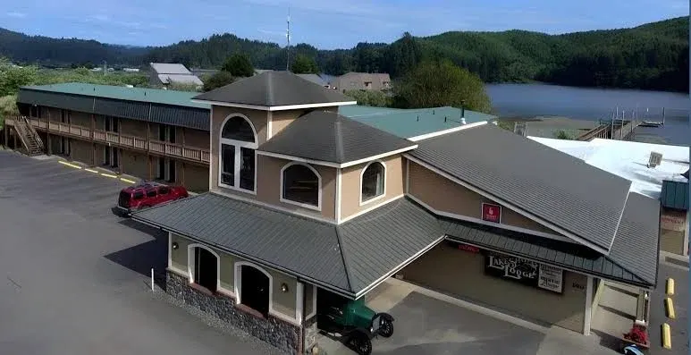 Lakeshore Lodge