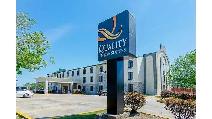 Quality Inn & Suites Near Tanger Outlet Mall