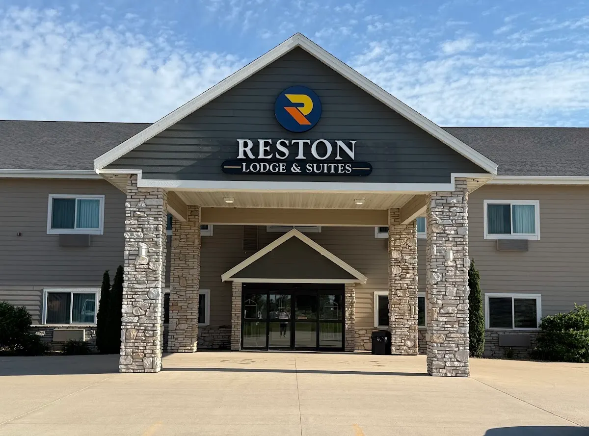 Reston Lodge & Suites