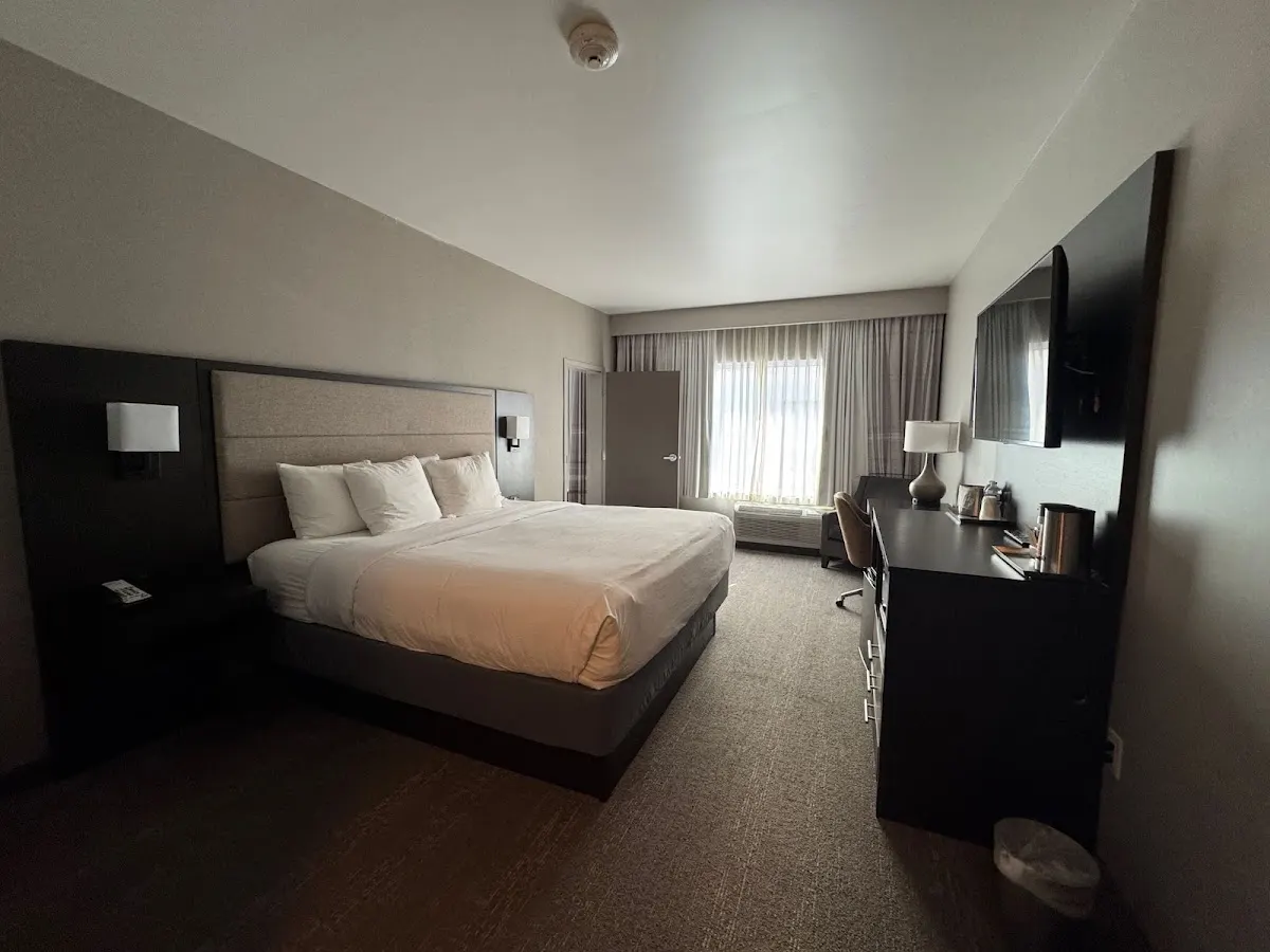 FairBridge Inn And Suites Will Rogers Airport | Restaurant & Bar