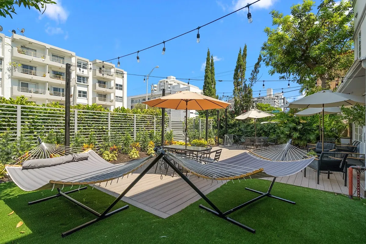 Baybreeze Apartments by Lowkl