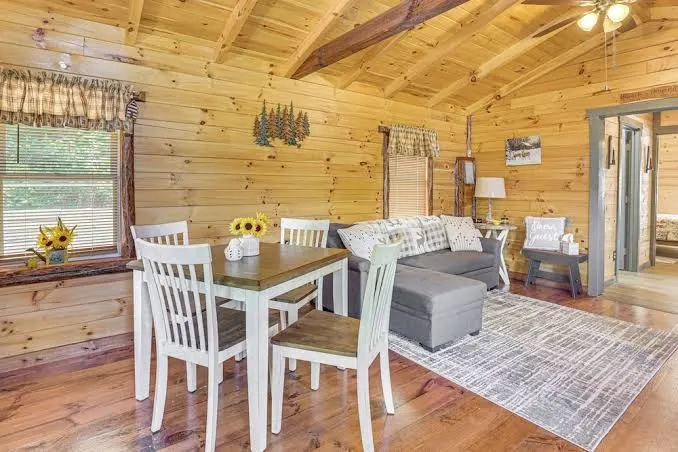 On 40 Acres: Charming Cabin in Zanesville!