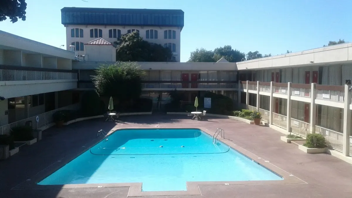 Trade Winds Central Inn