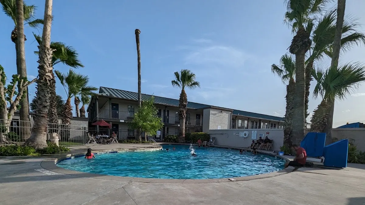 Studio 6 Laredo, TX – North I-35