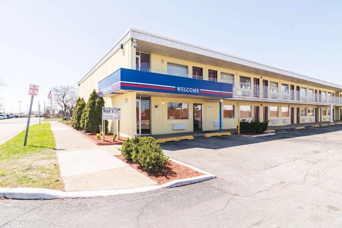Motel 6 Joliet, IL - I-80