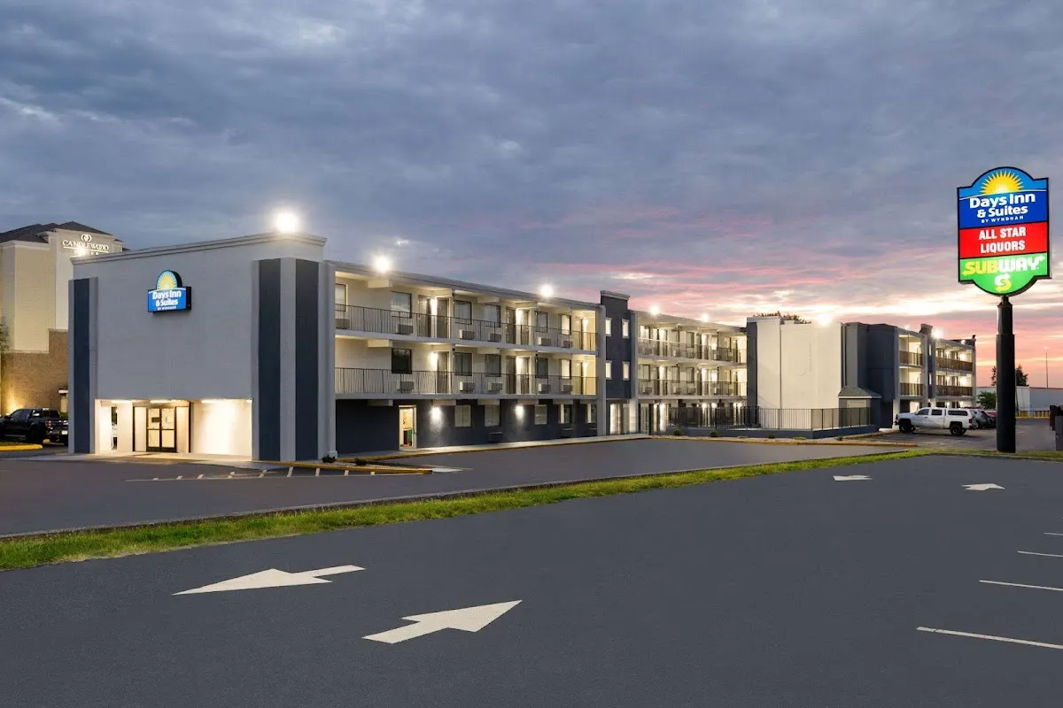 Days Inn & Suites by Wyndham Indianapolis Airport East