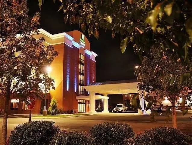 Holiday Inn Express & Suites Norfolk Airport by IHG