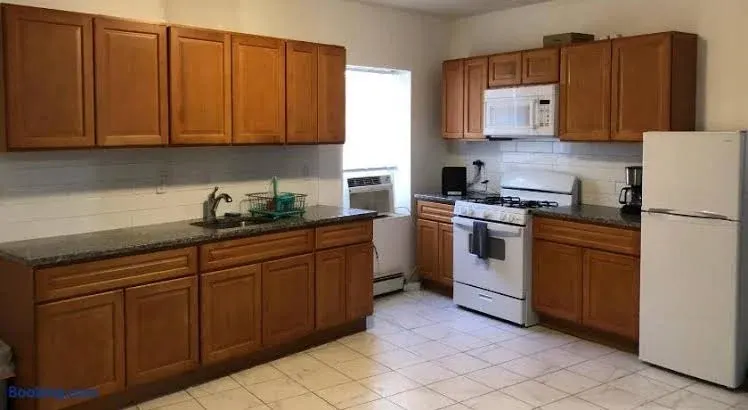 Large apartment, sleeps up to 8 people comfortably, direct NYC Manhattan train only 5 minute walk away