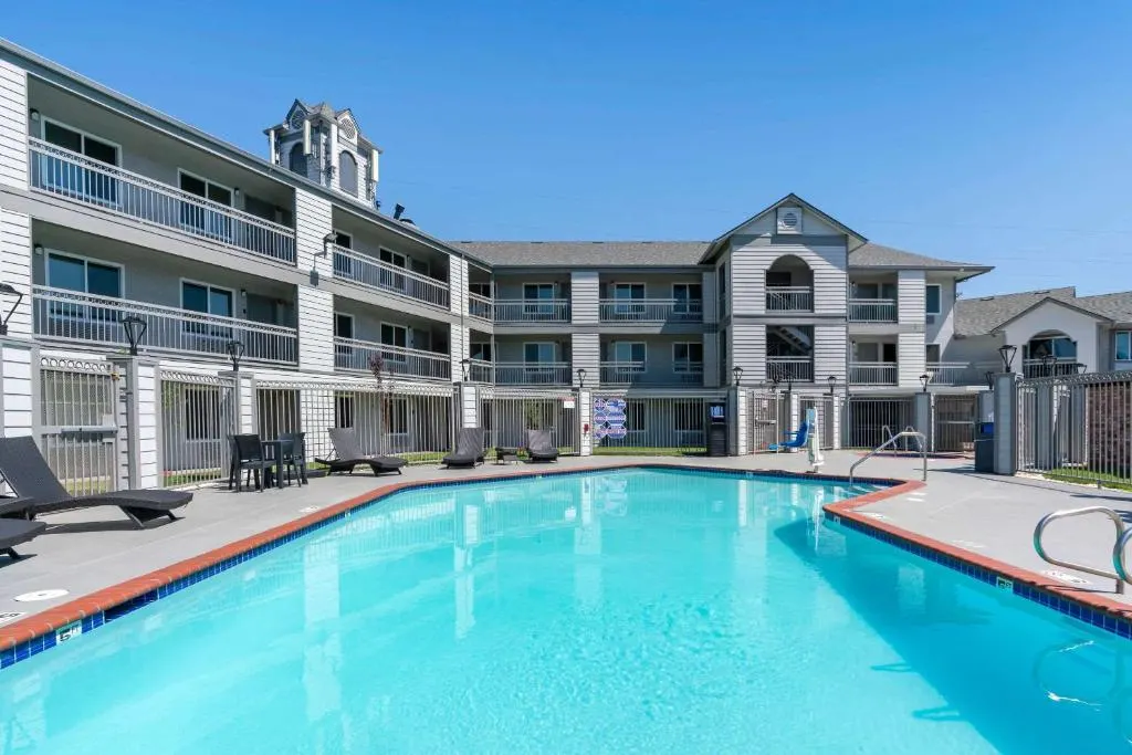 Antioch Inn & Suites