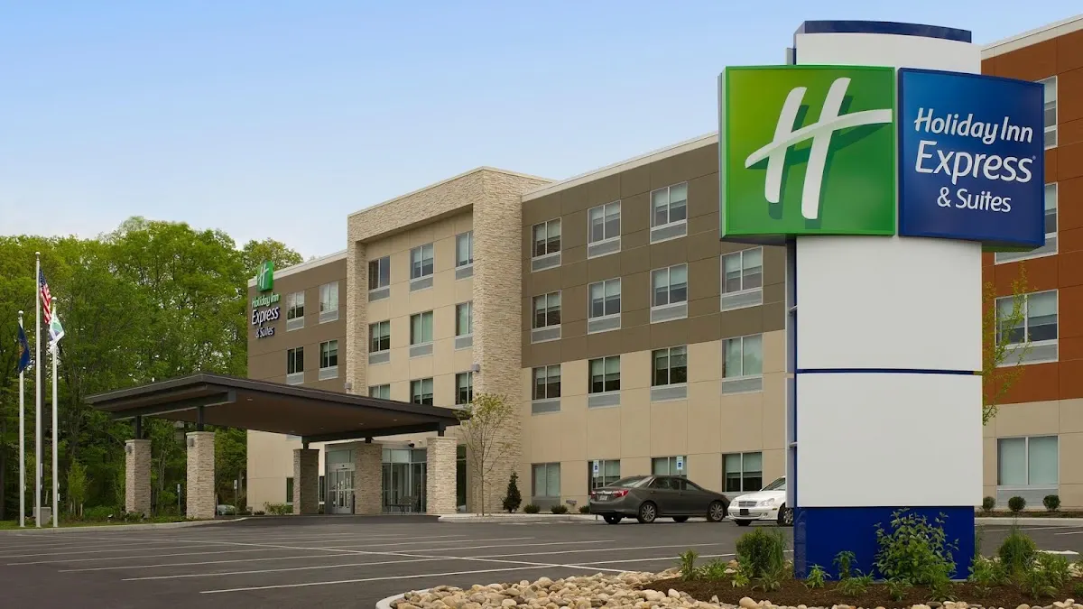 Holiday Inn Express & Suites Altoona by IHG