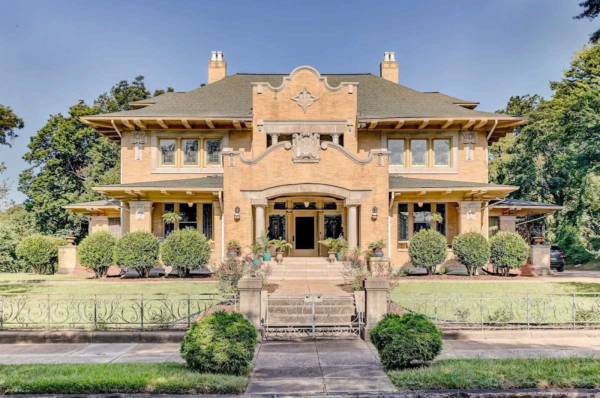 Oak Hall Mansion & Boutique Hotel