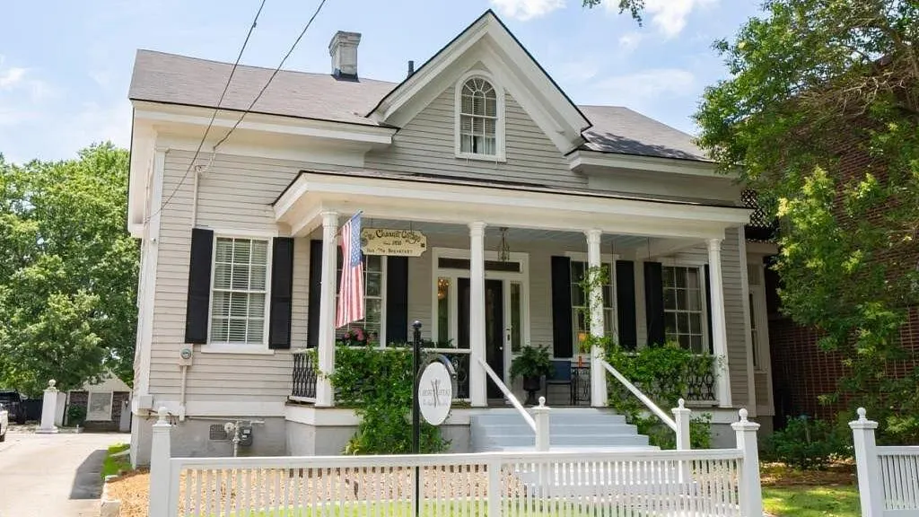 Chesnut Cottage Inn