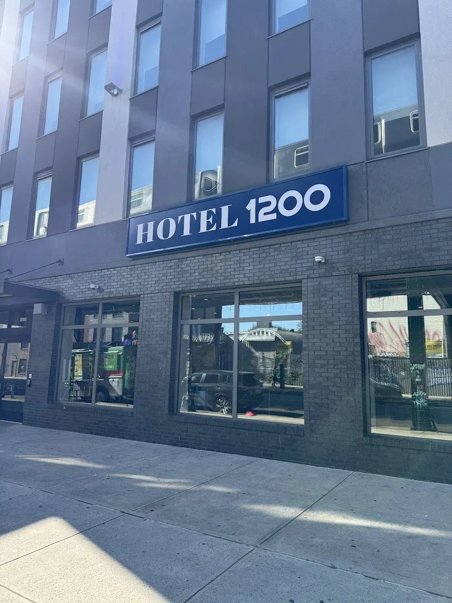 Hotel 1200